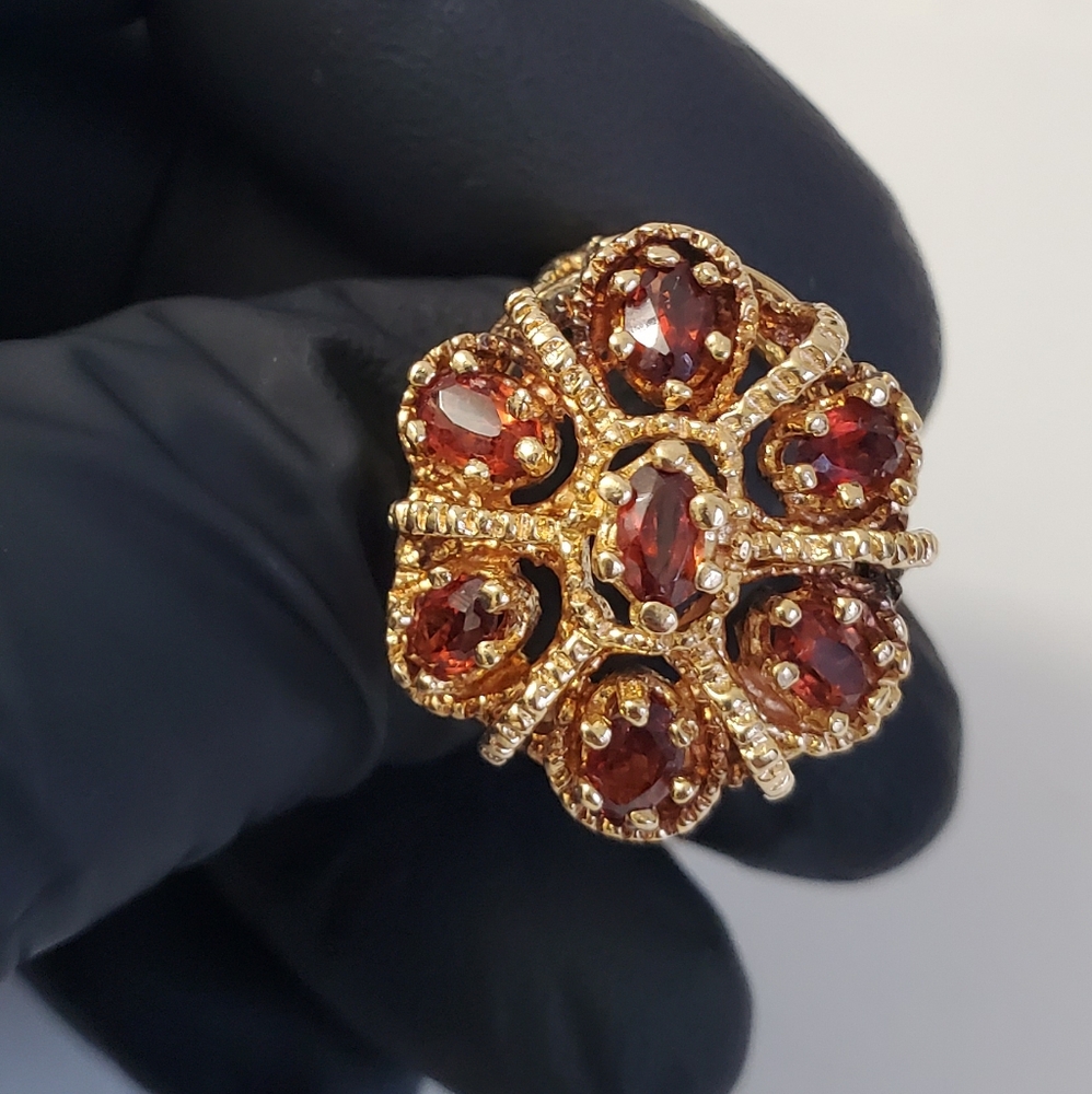 Watch Video / Heavy 14K Gold Garnet Ring: A Burst of Radiant Luxury - Picture 5 of 17